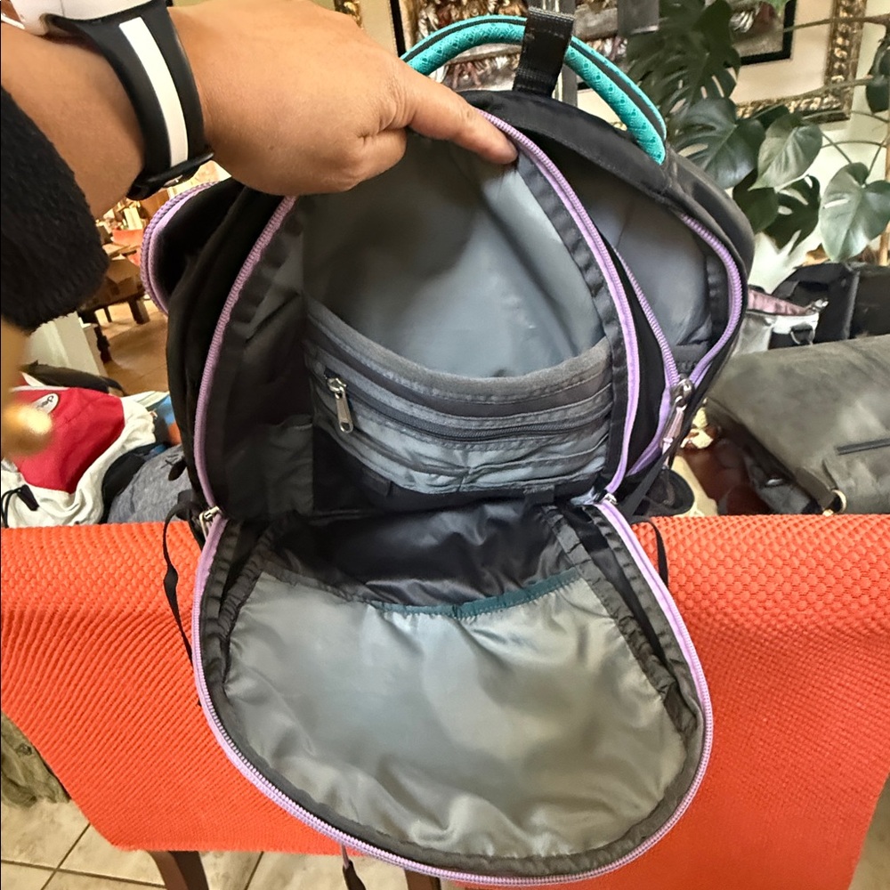 North Face Recon backpack women’s in pre-loved and well care for condition - Picture 9 of 9